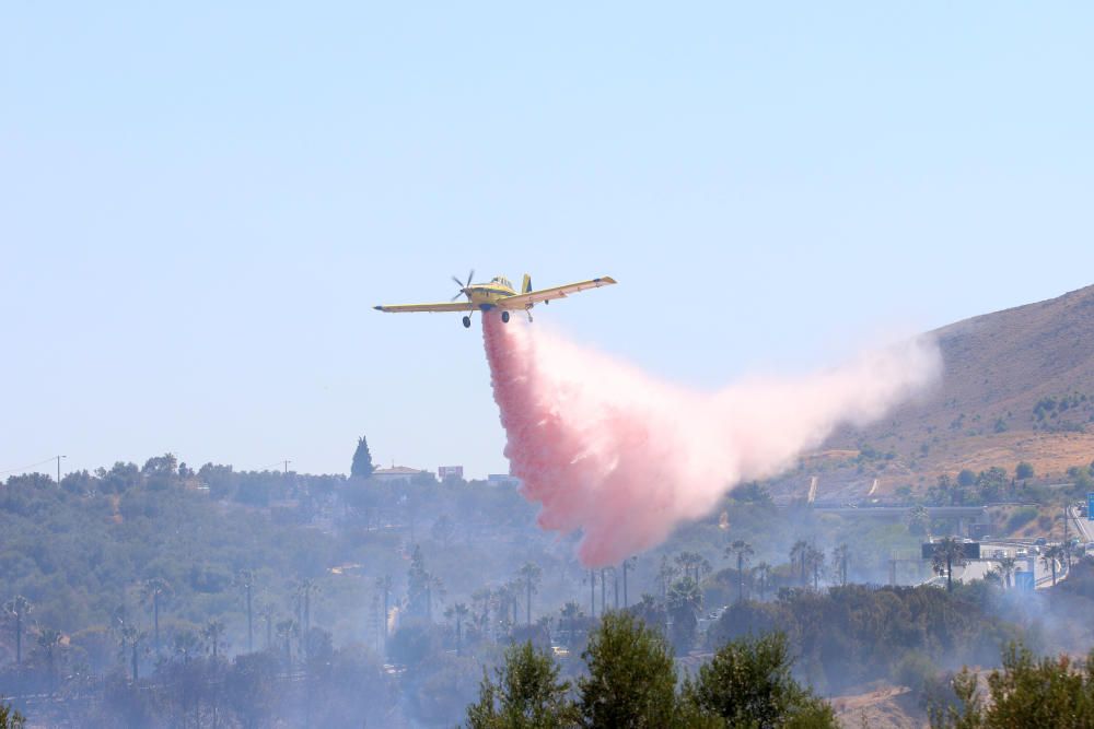 Un incendio en Torremolinos corta la A-7 y colapsa la MA-20