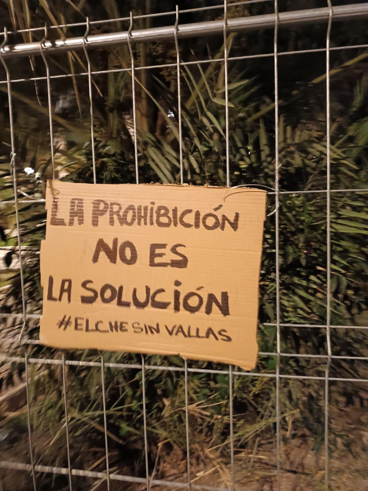 Cartel colocado en el Paque Jaime I en desaprobación por el cierre contra el botellón