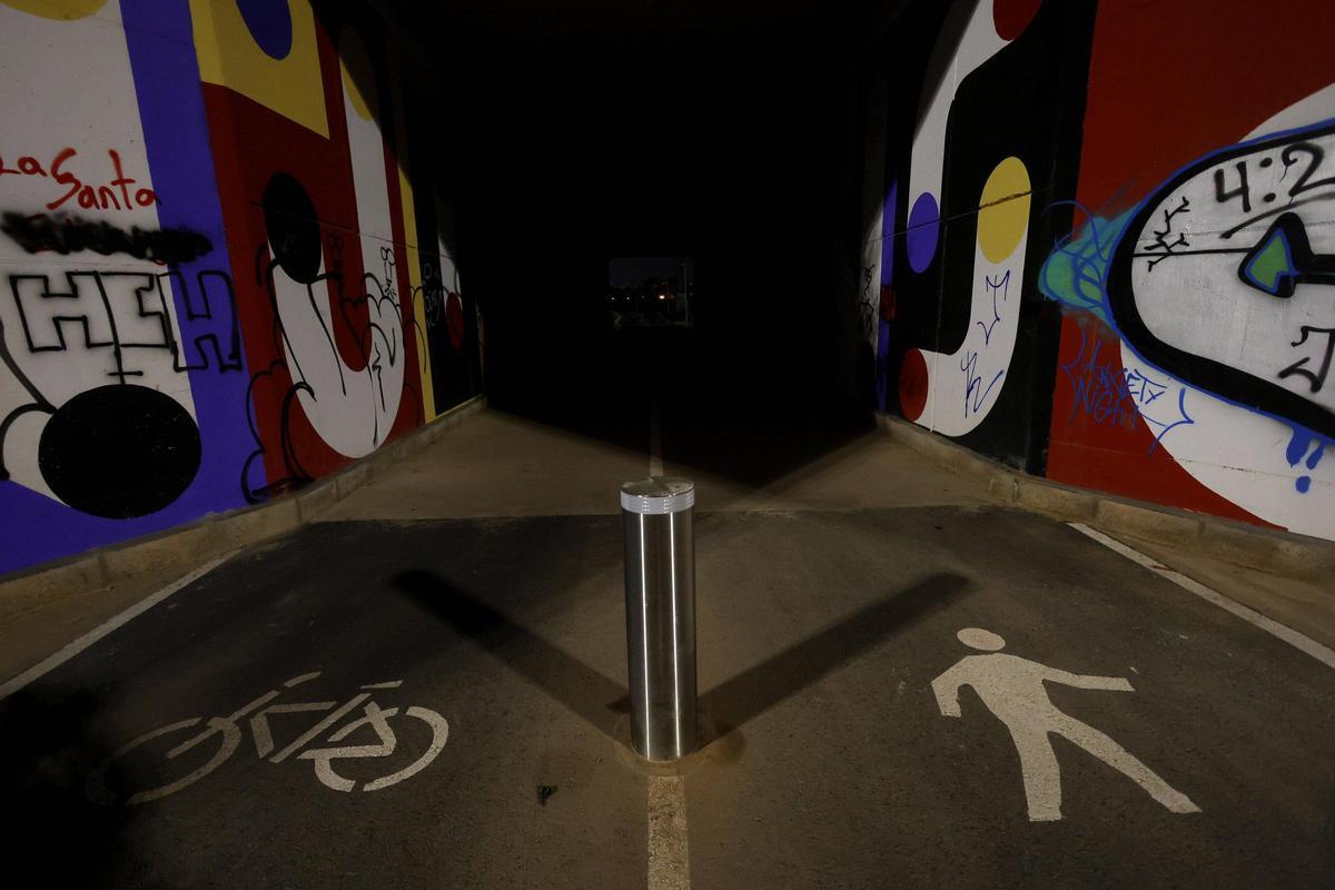 La entrada al paso subterráneo es como adentrarse en el Túnel de la Bruja.