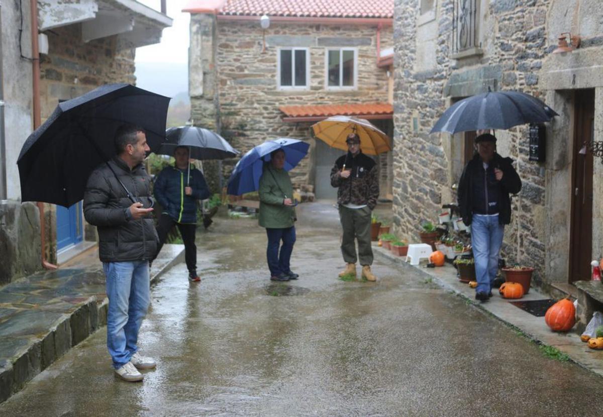 Una calle con tres casas
restauradas.  | BERNABÉ/Á. ABELEDO