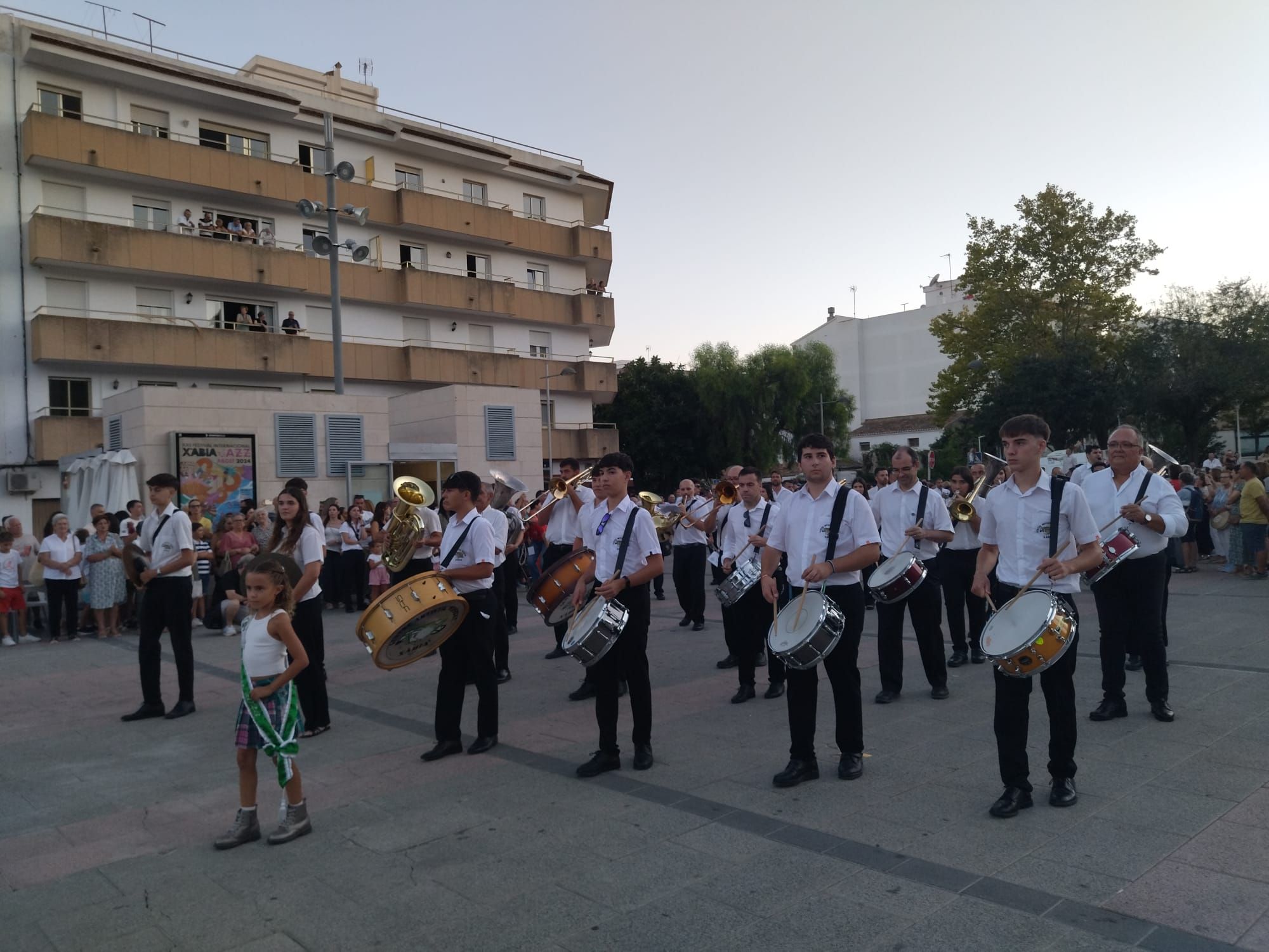 Xàbia, capital de la música: más de 800 músicos de toda la comarca llenan de vida las calles (imágenes)
