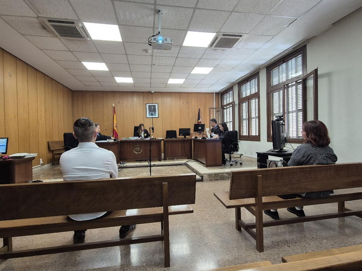 Los padres acusados de graves lesiones a su hija de dos meses, en el juicio en Vía Alemania.