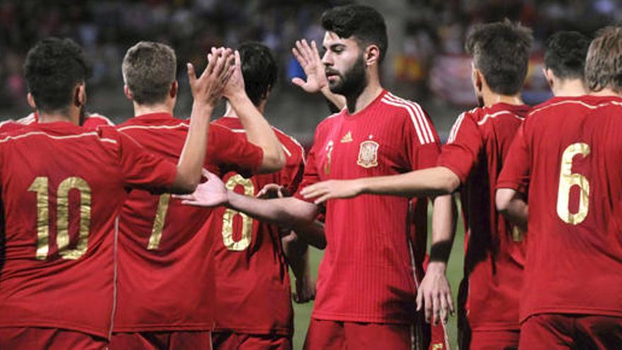 Los futbolistas españoles celebran un gol.