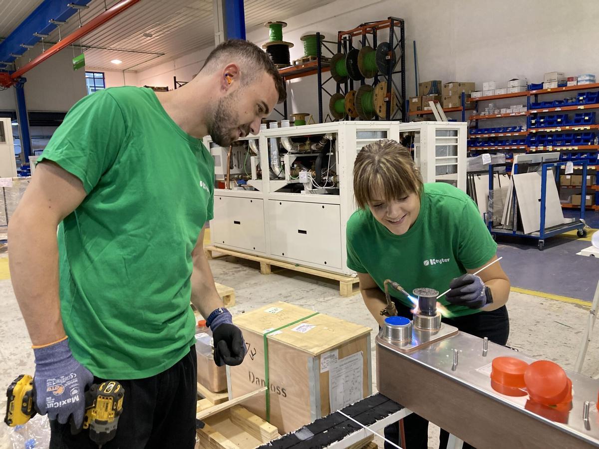 Dos trabajadores de una empresa del frío de Lucena.