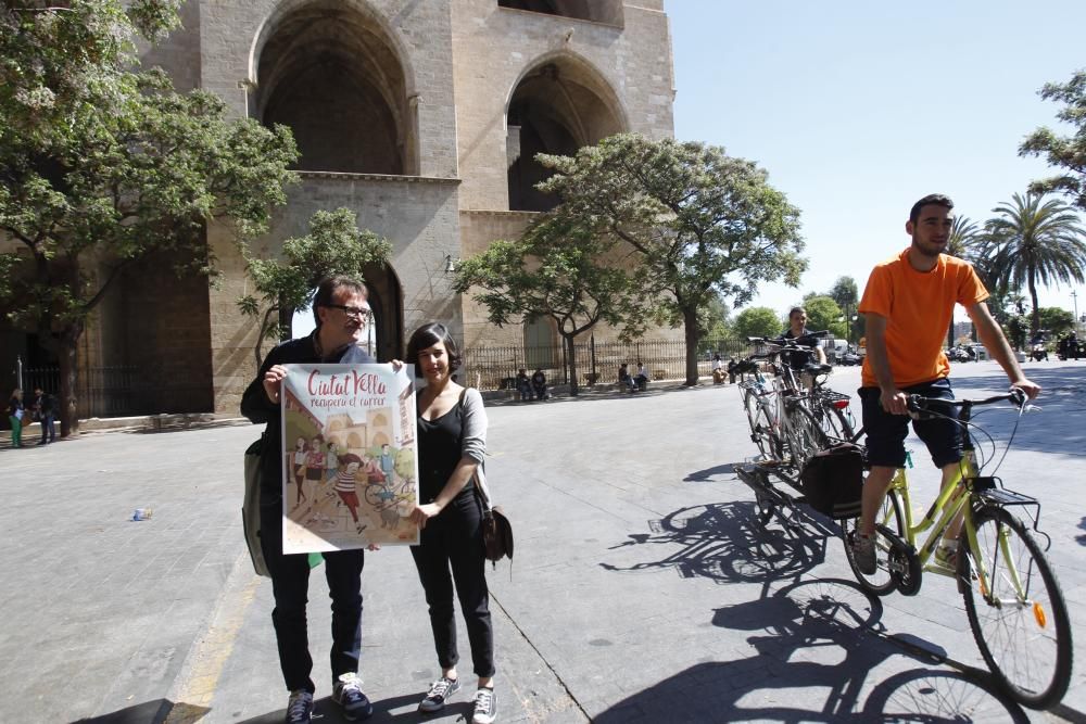 Bicis y peatones toman la calle Serranos.