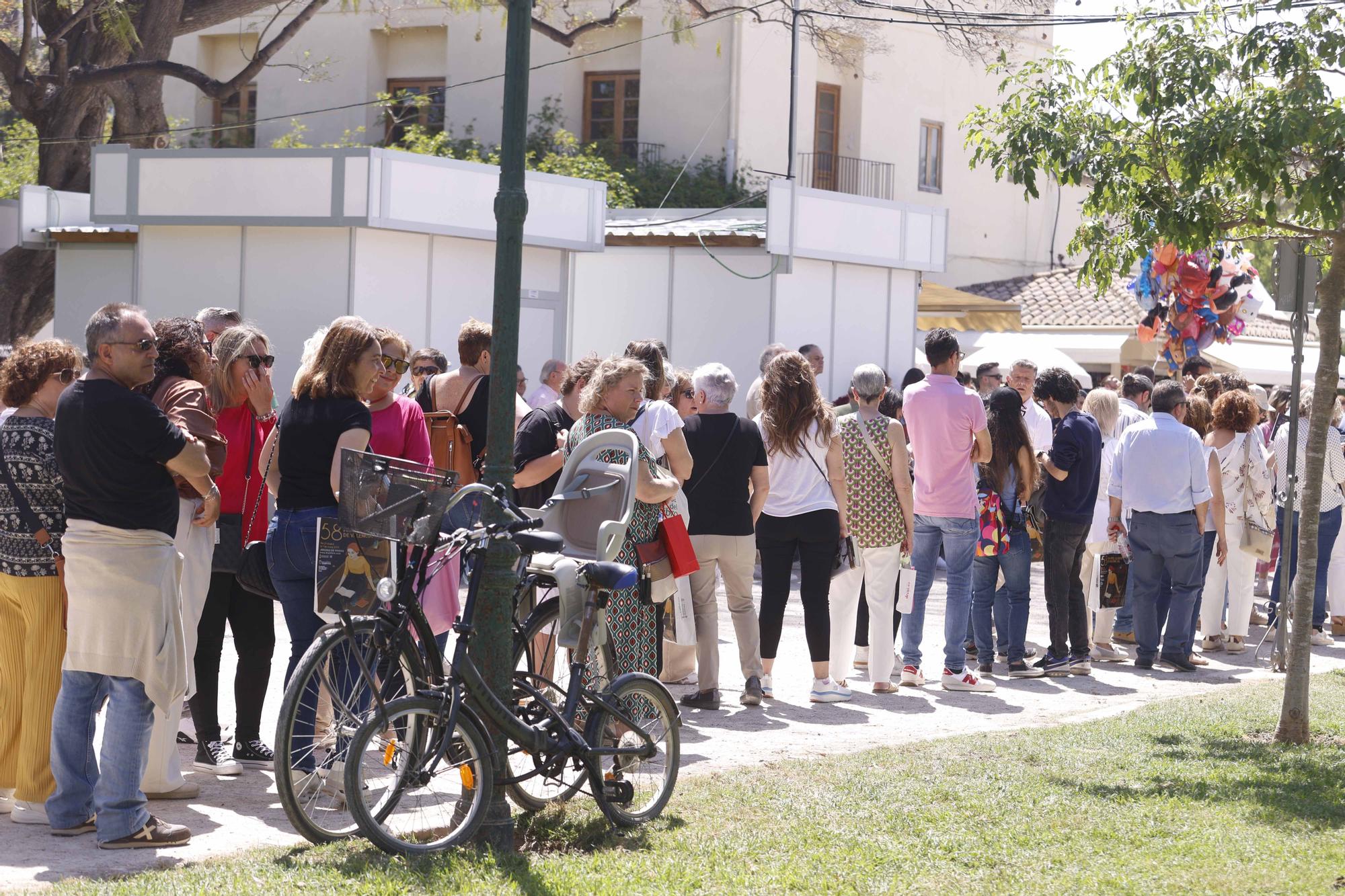 Llenazo de domingo en la Fira del Llibre