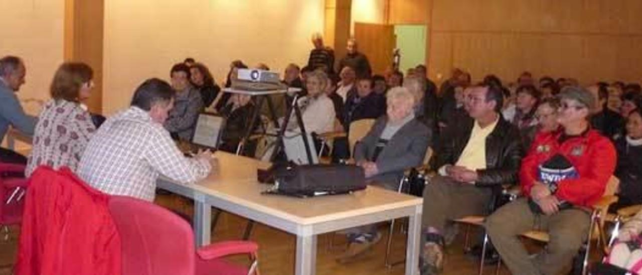 Participantes en la asamblea anual del colectivo cultural grandalés.