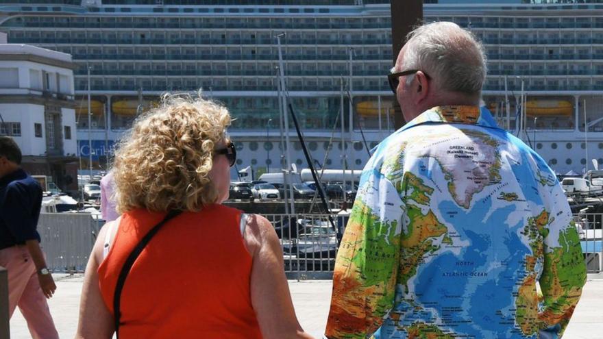 Turistas pasean por la Marina. | // CARLOS PARDELLAS