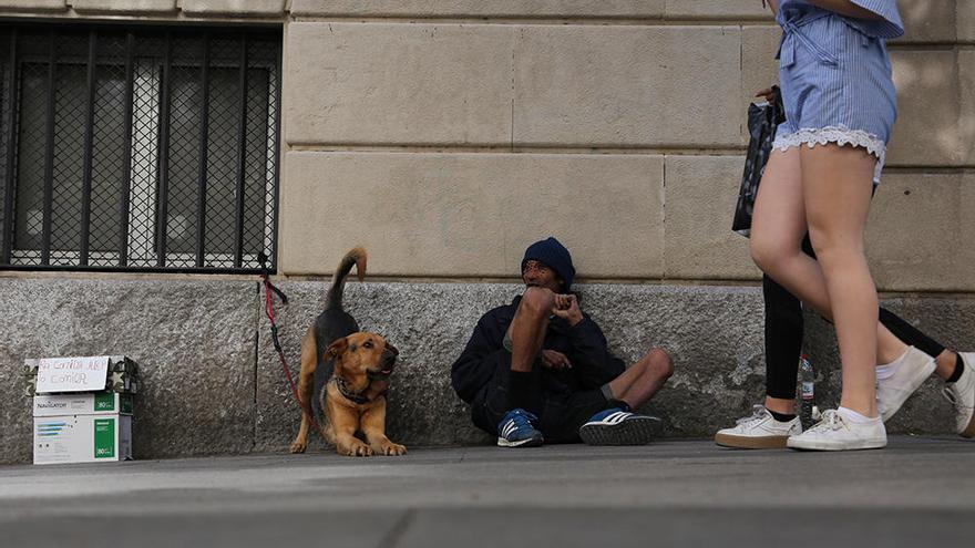 Una persona pidiendo en una calle de la capital murciana, ayer.