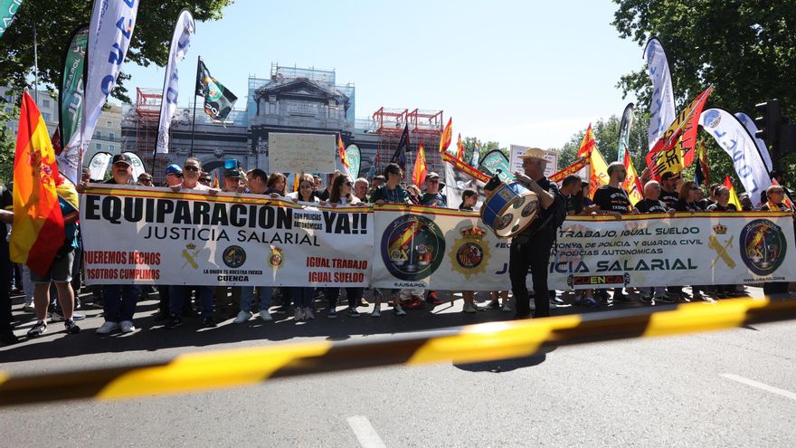 Varias personas se manifiestan con pancartas de 'Equiparación YA', a 6 de mayo de 2023, en Madrid (España).