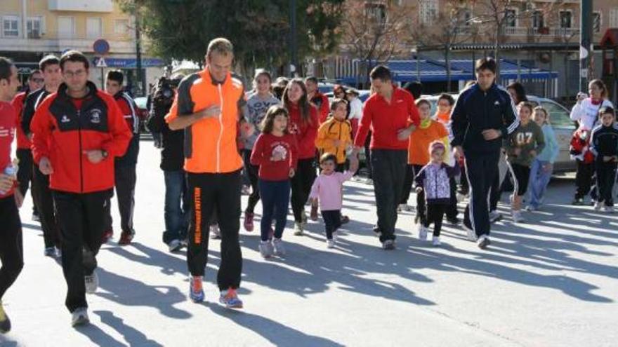 Sergio Sánchez, junto a atletas del Club Marathón Crevillent y niños durante la &quot;trotada&quot;.