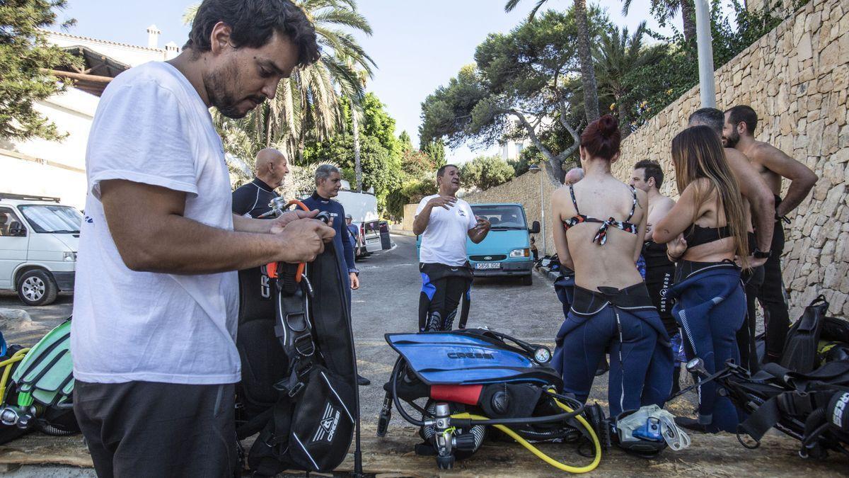 Un instructor da indicaciones a varios turistas.