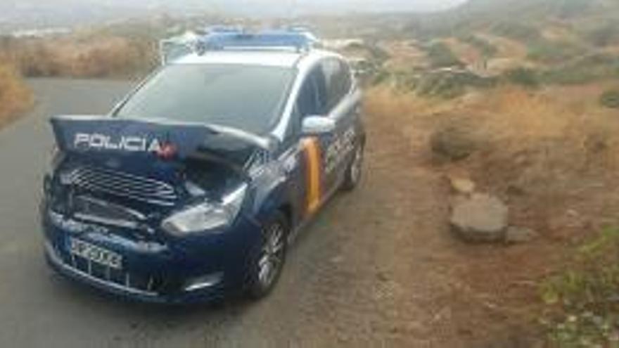 Embiste a los coches de policía para tirarlos por un barranco en Gran Canaria