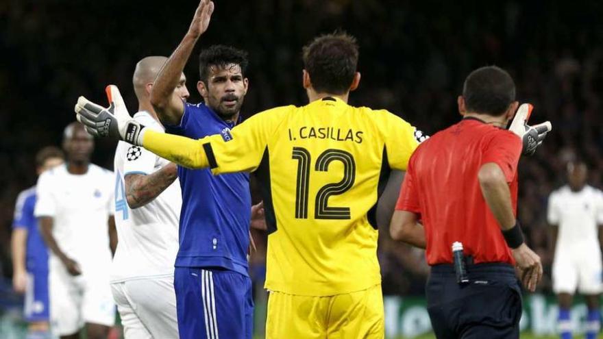Diego Costa discute con Casillas en el partido de ayer en Stamford Bridge. // John Sibley