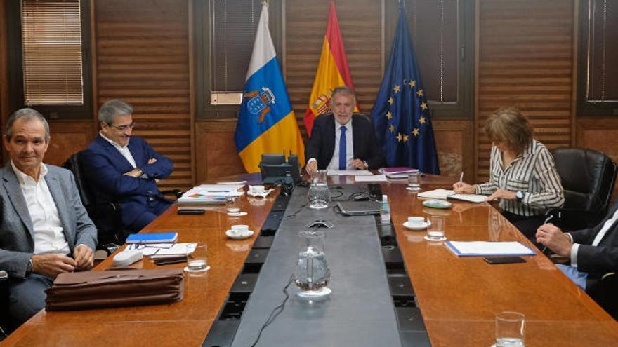 Imagen de la reunión del Comité de Emergencia Sanitaria presidida por Ángel Víctor Torres.