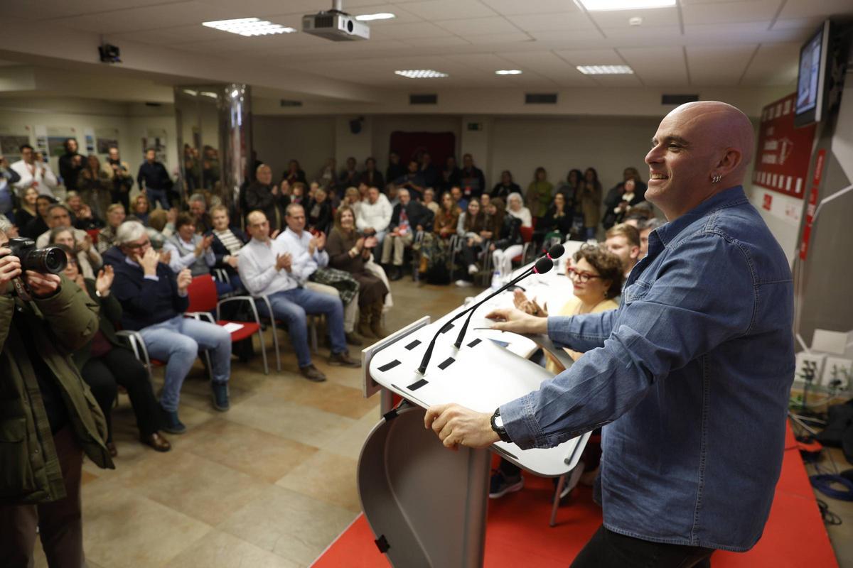 Monchu García, dirigiéndose a afiliados en la sede del PSOE de Gijón.