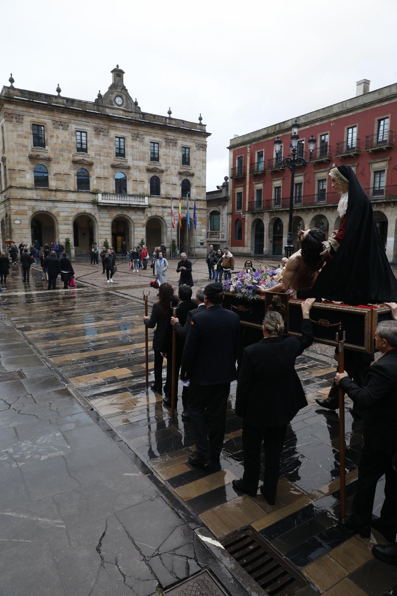 En imágenes: así fue el traslado de la Piedad en Gijón