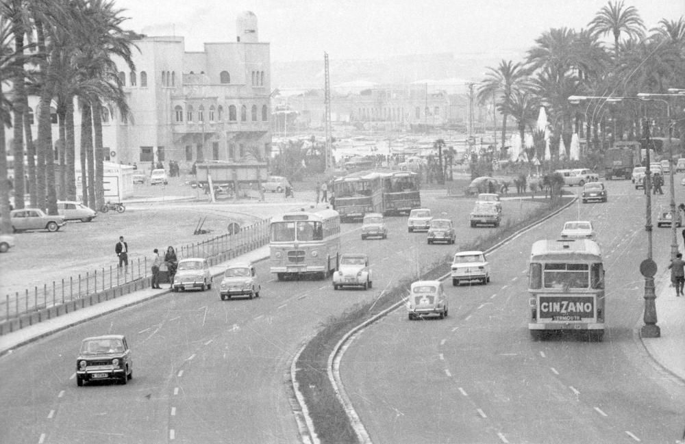 Avenida Juan Bautista Lafora con densidad de tráfico. Semana Santa de 1967