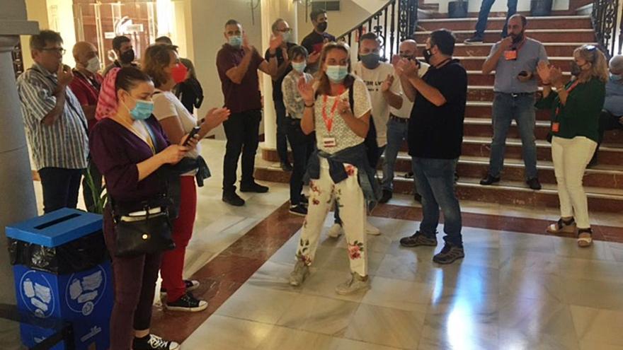 Trabajadores municipales, ayer en el Ayuntamiento, protestando contra el plan de ajuste.