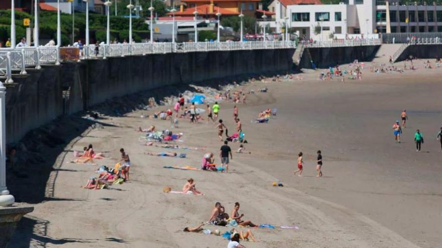 Bañistas en la playa de Salinas.