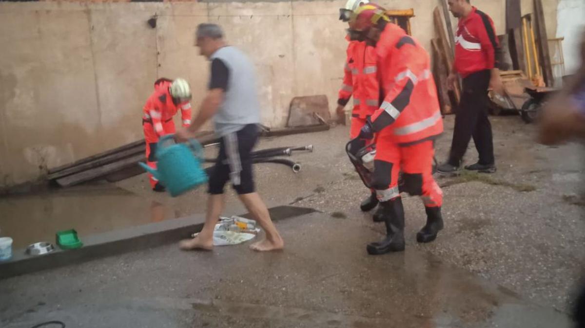 Bomberos acuden a una vivienda en Madridanos inundada. | Cedida