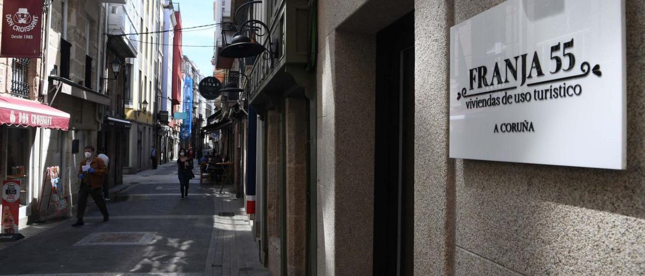 Placa en un edificio de pisos turísticos a escasos metros de la plaza de María Pita. |   // VÍCTOR ECHAVE