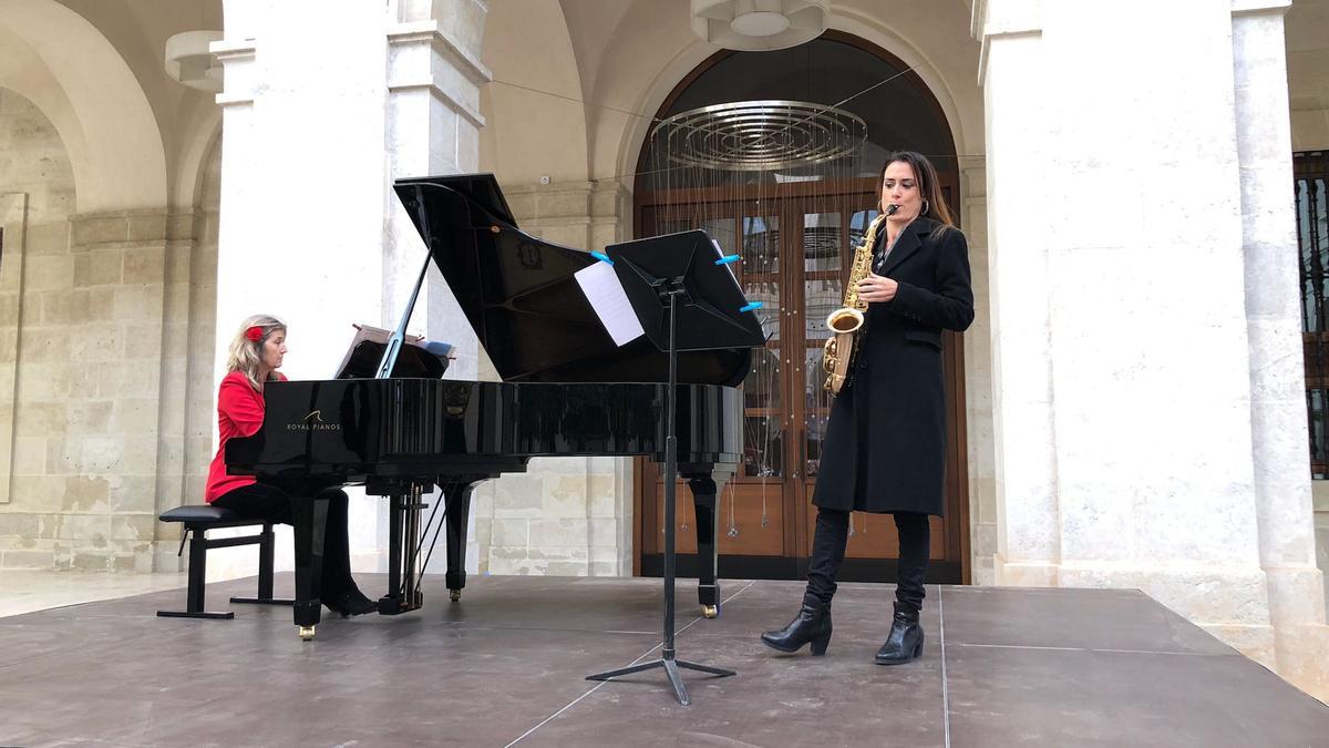 El dúo formado por el piano de Cornelia Lenzin y el saxofón de Elisa Urrestarazu protagonizaron el concierto.