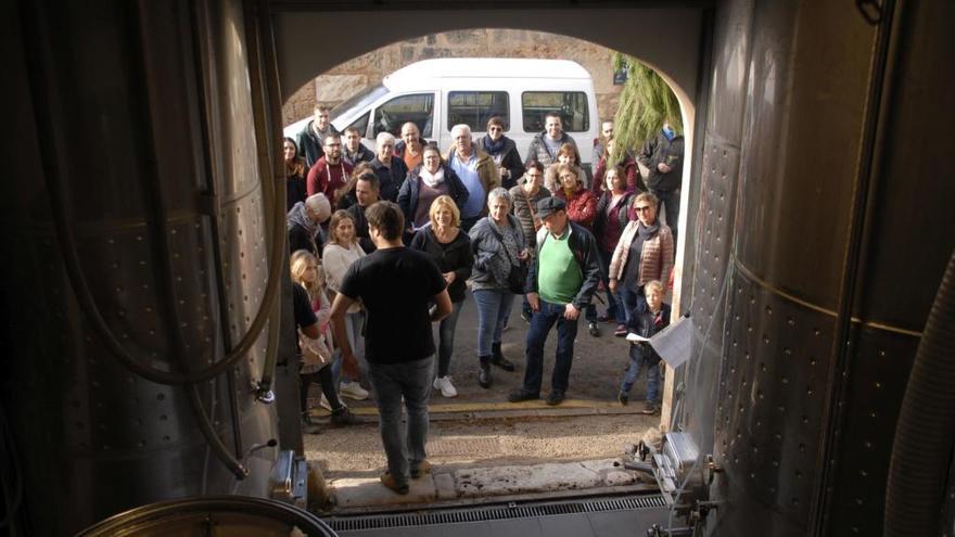 Visitantes, antes de visitar una de las bodegas que han abierto sus puertas hoy por la mañana en Santa Maria.