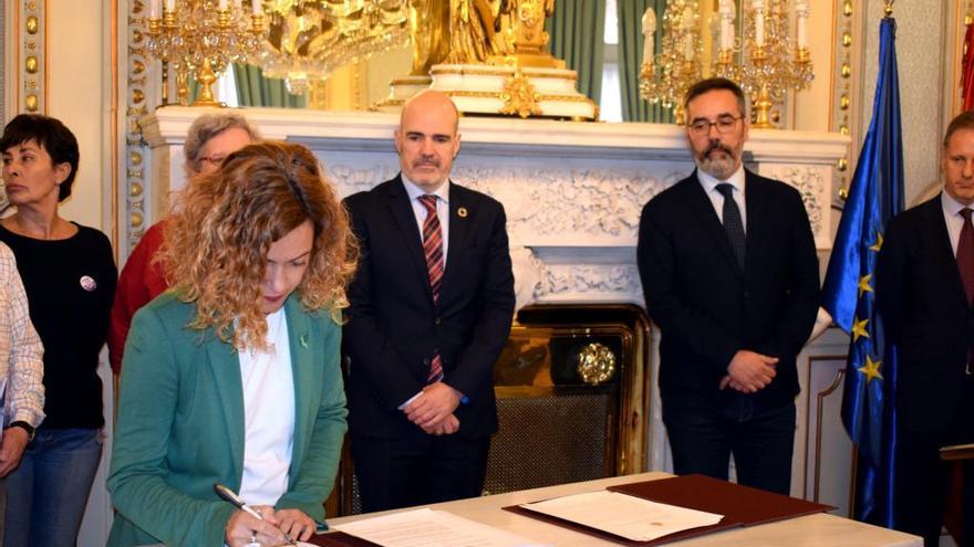 La ministra de Política Territorial, Meritxell Batet, firma con los sindicatos el IV Convenio Único para el personal laboral de la Administración en la sede del Ministerio.