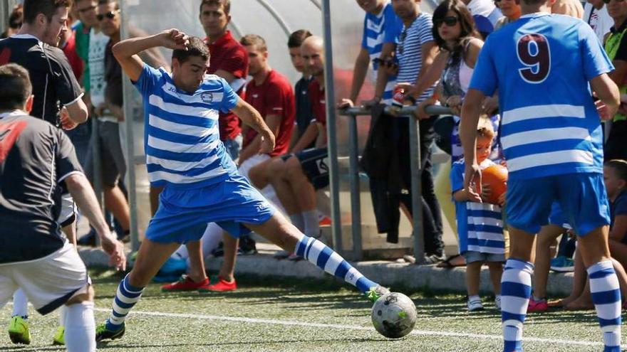 Un jugador del Stadium evita que el balón salga.