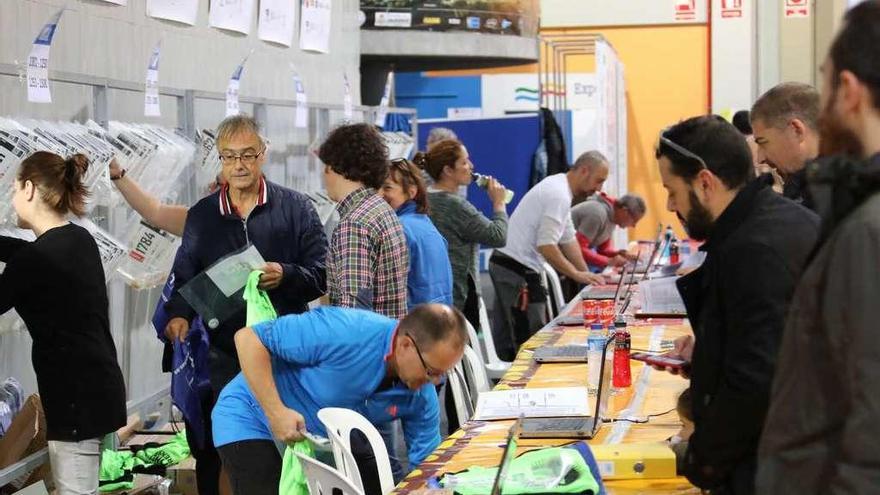 La entrega de dorsales comenzó ayer en el recinto ferial de Expourense. // Jesús Regal