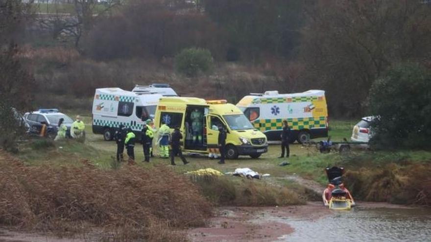 Los equipos de emergencia en la orilla del Guadiana tras el vuelco de la barca en la que se desplazaban los tres trabajadores ahogados.