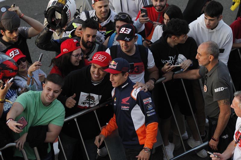 Ambientazo en Cheste | La afición disfruta con el Pit Walk