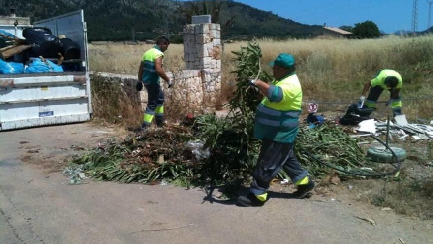 La brigada de sa Pobla retira residuos en suelo rústico.