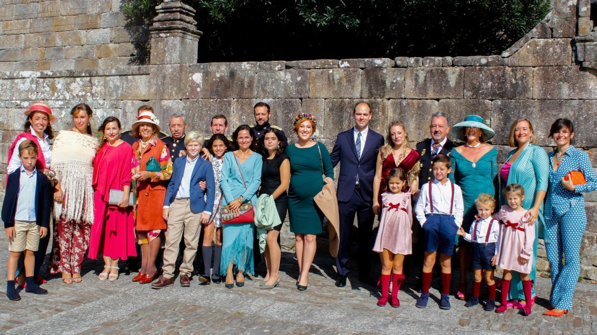 Un grupo de invitados, en la plaza de Fefiñáns