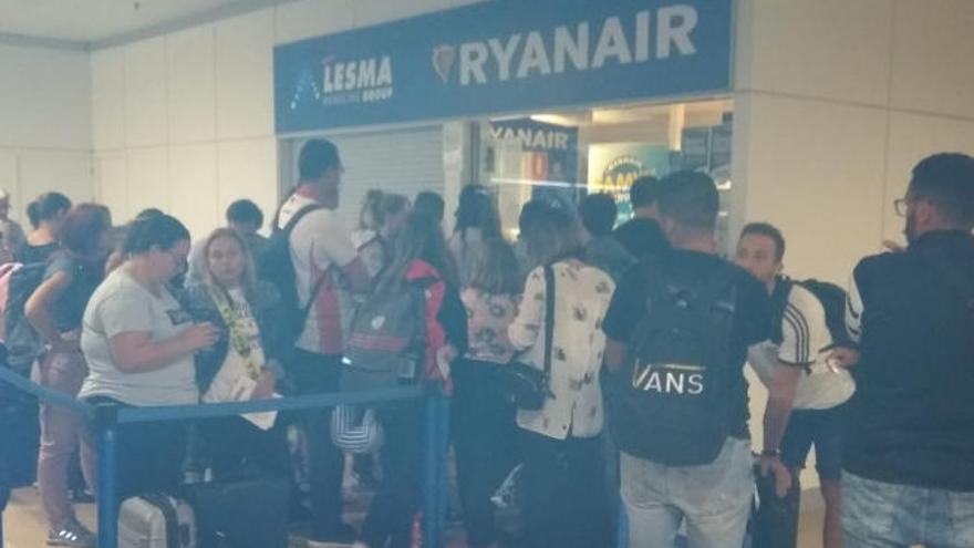 Ryanair deja en tierra a decenas de viajeros canarios en Madrid-Barajas