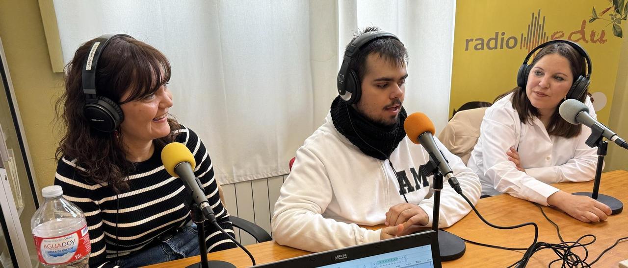 Pablo del Árbol, en el centro, contando su historia en un programa de radio