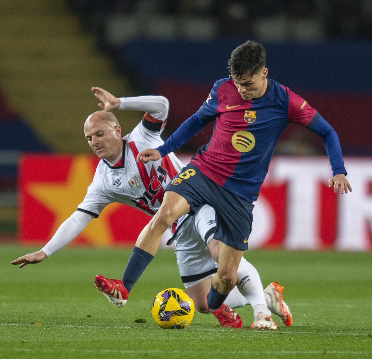 Pedri s’escapa d’Isi en una jugada del partit disputat ahir al Lluís Companys.  | JORDI COTRINA