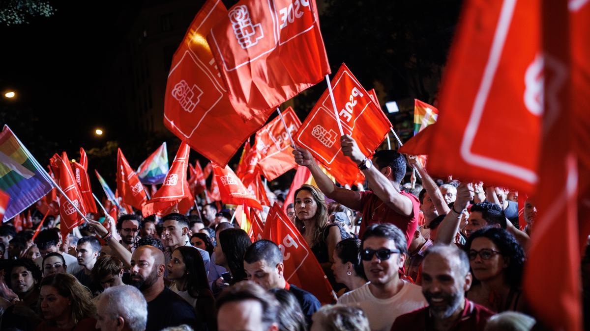 Ambiente en las sedes del PP y PSOE en la noche electoral, en imágenes