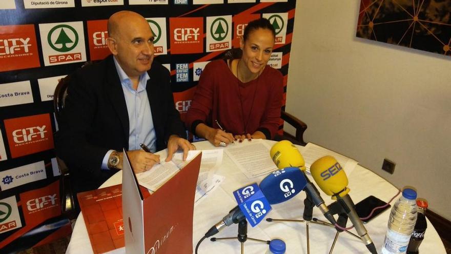 Cayetano Pérez i Núria Martínez, firmant avui el nou contracte.