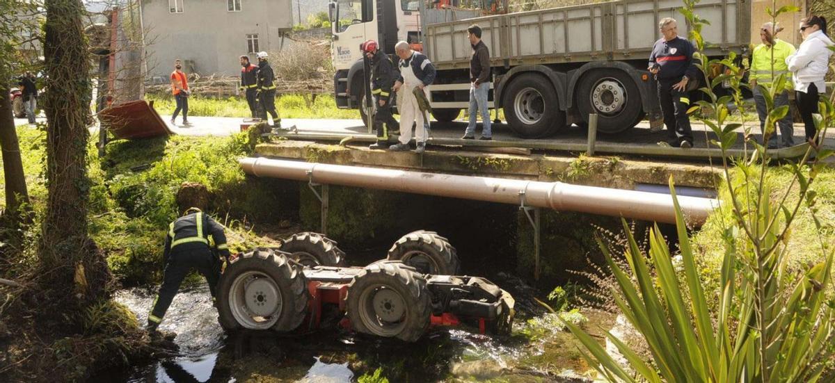 Accidente de un tractor en el Louro, antes de las obras de ampliación del cauce. |  Noé Parga