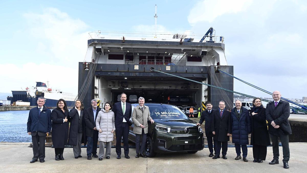 Foto de familia con el embarque del vehículo 15 millones en Bouzas, un Citroën Berlingo / Pablo Hernández Gamarra