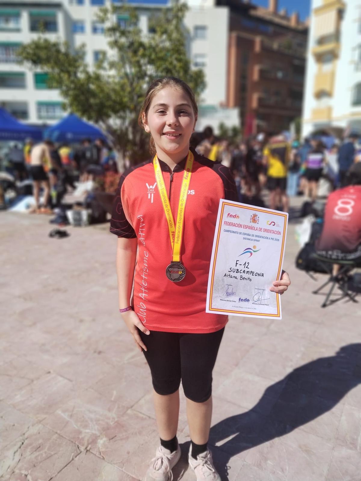 Aitana Benito, del CAX Orientació, con la medalla de plata, tras proclamarse subcampeona de España.