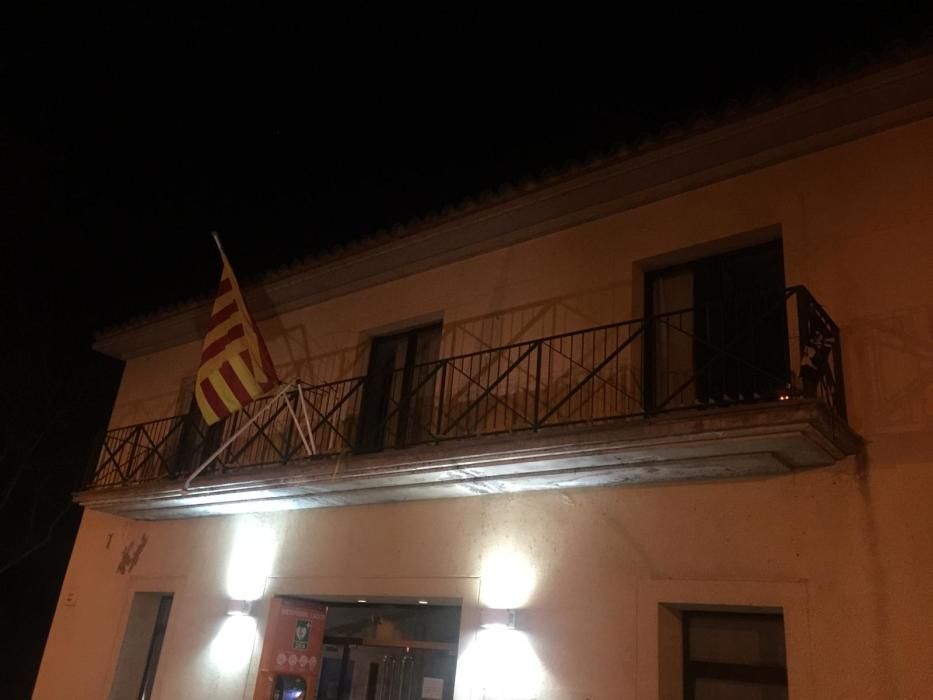 Així ha quedat el balcó de l'ajuntament de Sant Julià amb l'arrencada de l'estelada