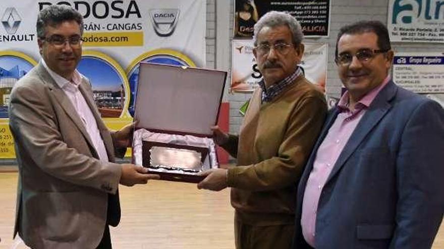 Manuel González Soto, entre Bas y Álvarez, recibe una placa el pasado año con motivo del 50 aniversario del CB Chapela. // Eugenio Álvarez