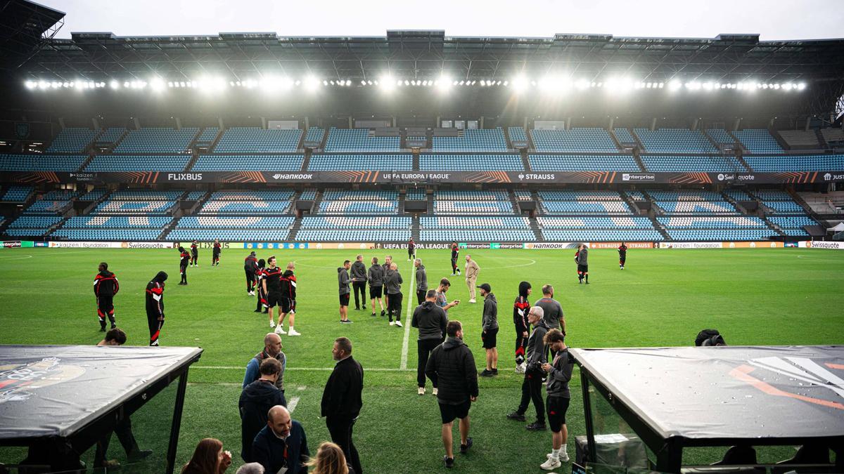 La expedición del Niza, sobre el césped de Balaídos este miércoles.