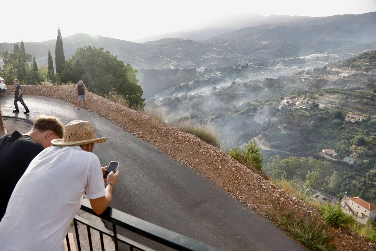 El Infoca lucha contra el incendio forestal declarado este viernes a mediodía en el término municipal de Árchez y que ha obligado a desalojar viviendas de diseminados de Árchez y Cómpeta. En este último municipio se ha instalado el puesto de mando para coordinar las labores de extinción, en la que participan una docena de medios aéreos y casi 150 bomberos forestales.