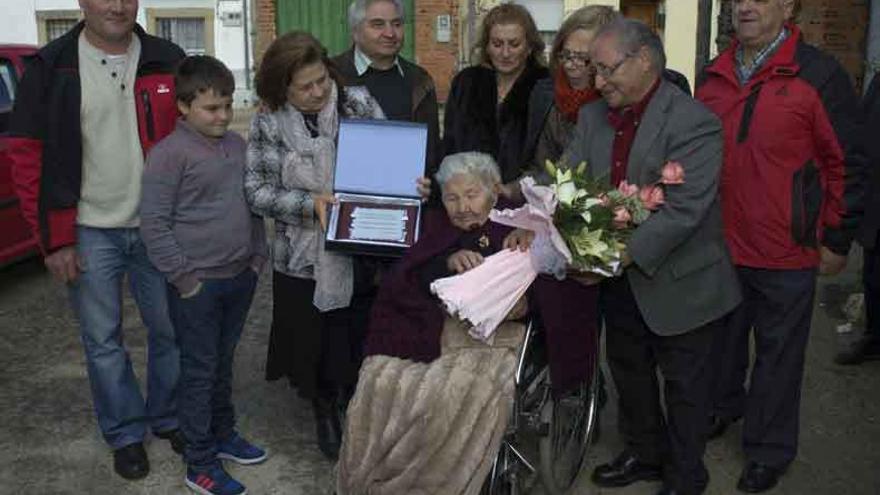 Tomasa Martín, felicitada en su pasado cumpleaños.