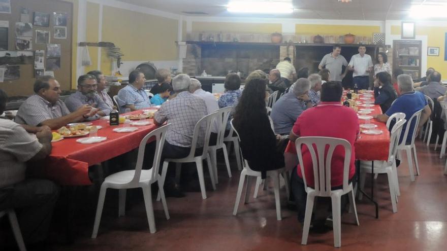 Los doctores Ángel Poto y Begoña Peinado se dirigen a los comensales en un momento de la cata.