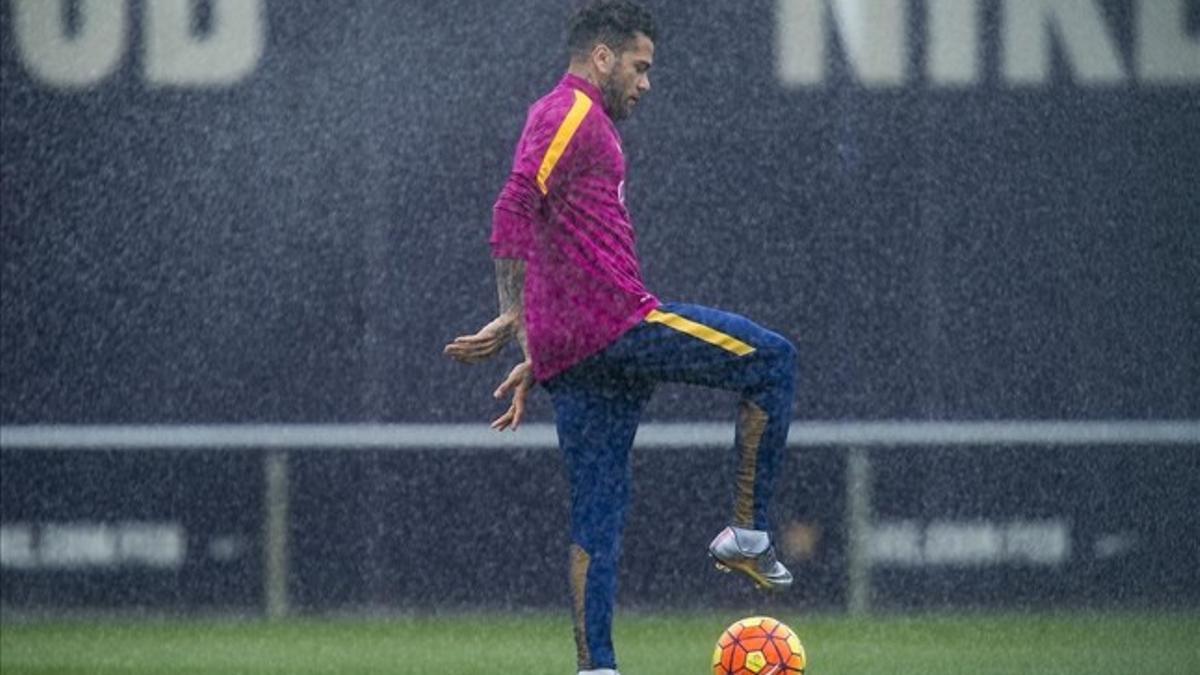 Dani Alves, durante un entrenamiento en Sant Joan Despí